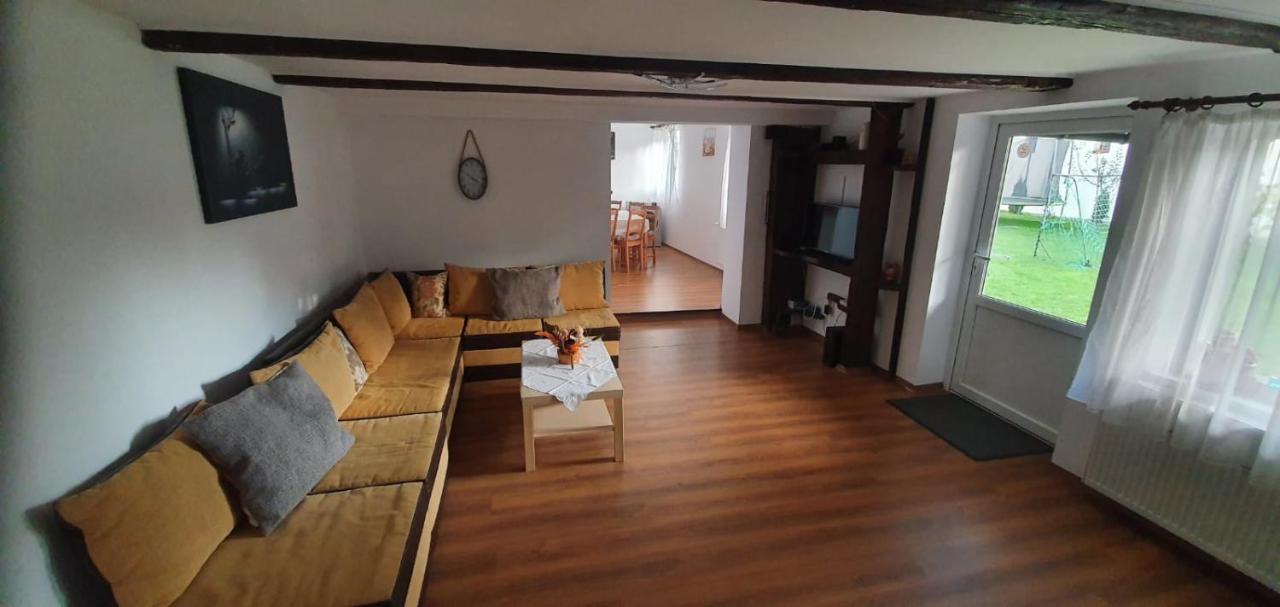 Casa De Oaspeti Laura Risnov Bagian luar foto