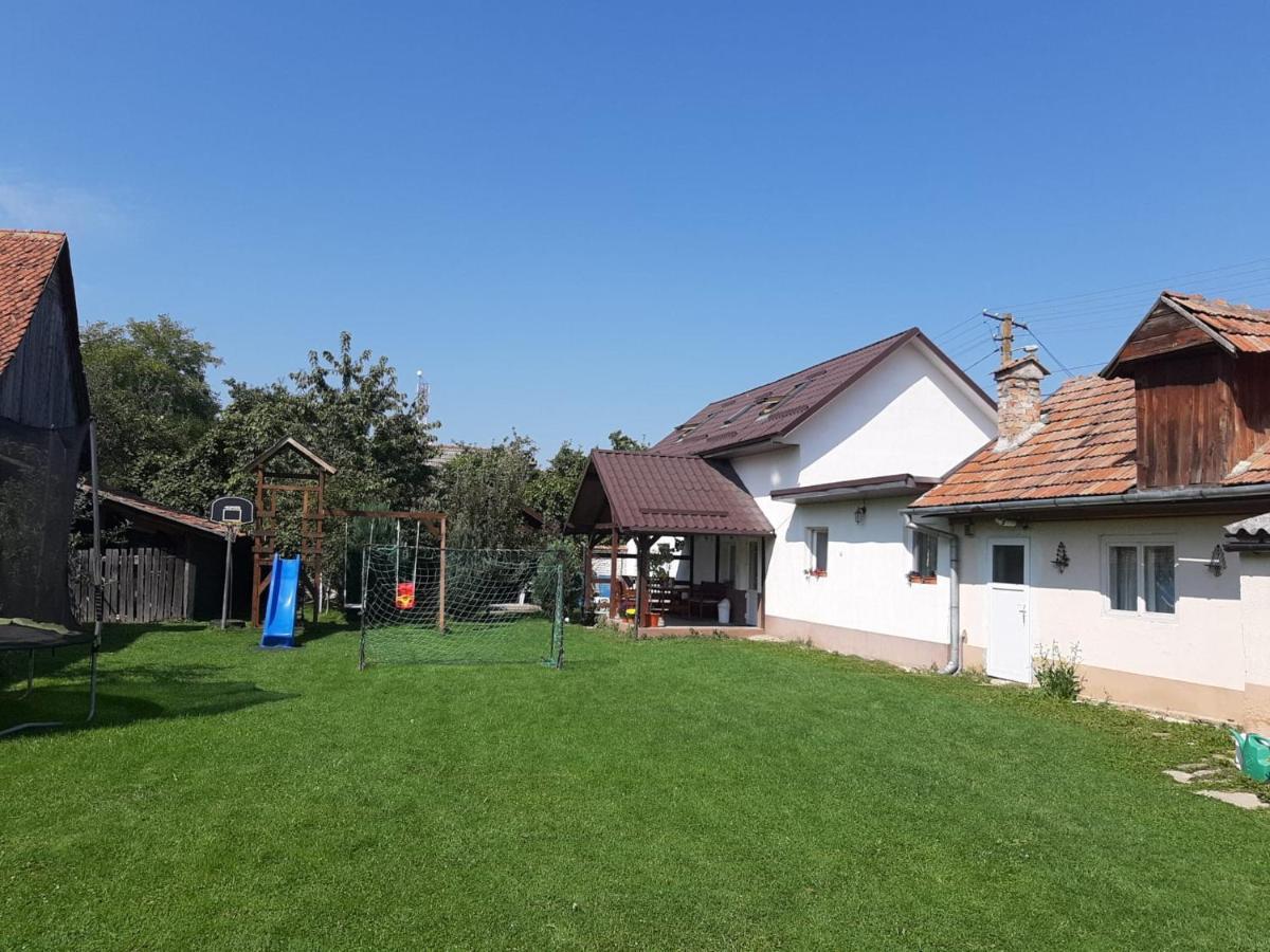 Casa De Oaspeti Laura Risnov Bagian luar foto