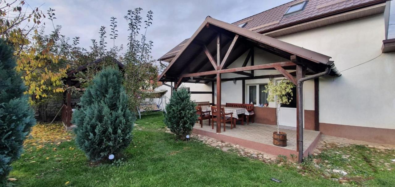 Casa De Oaspeti Laura Risnov Bagian luar foto