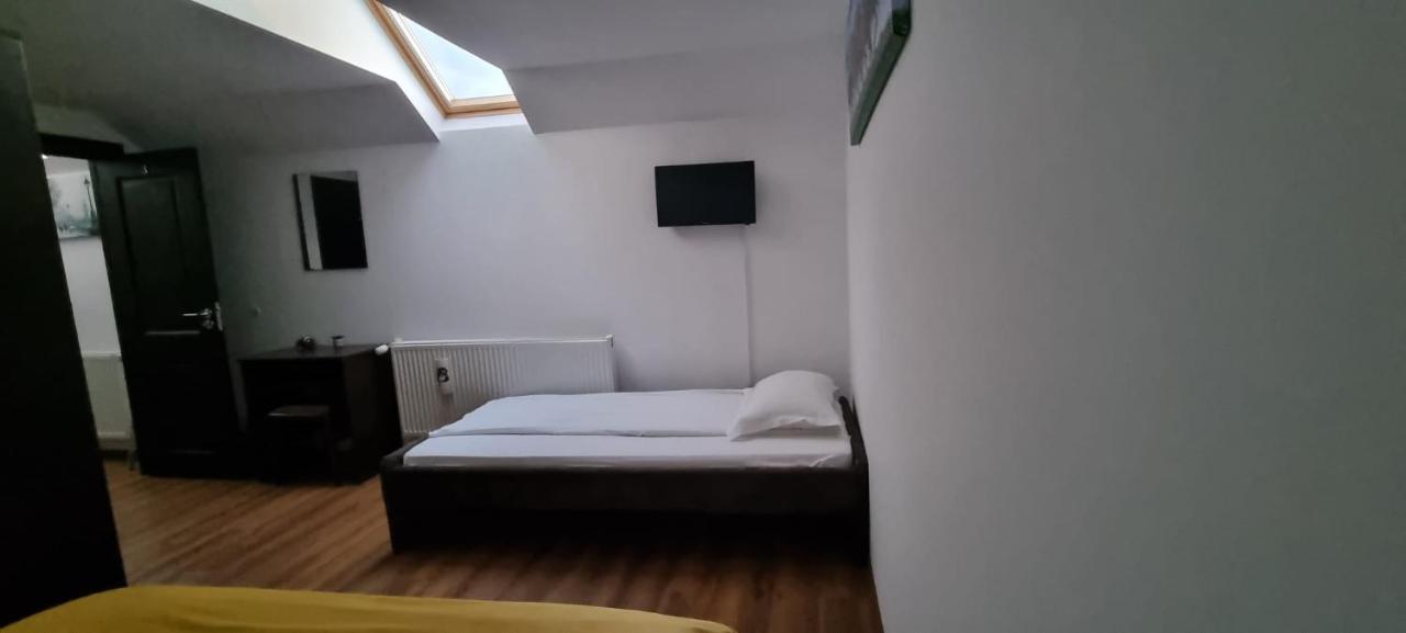 Casa De Oaspeti Laura Risnov Bagian luar foto